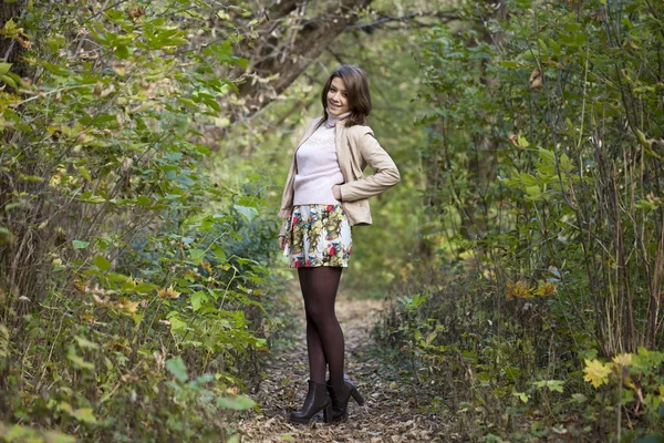 Bela mulher no parque de outono — Fotografia de Stock