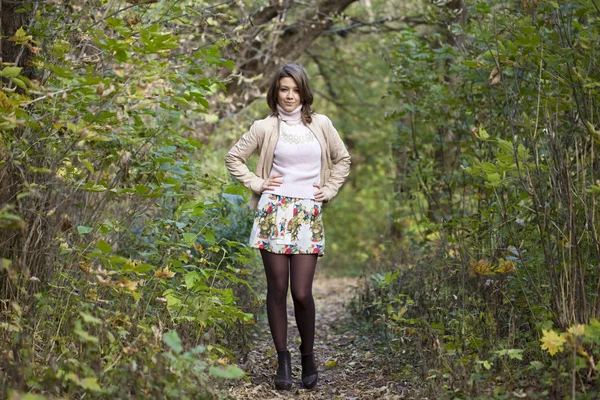 Krásná žena v podzimním parku — Stock fotografie