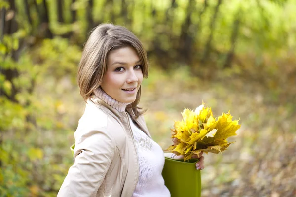 Schöne junge Frau — Stockfoto