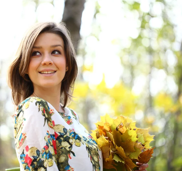 Mooie jonge vrouw — Stockfoto