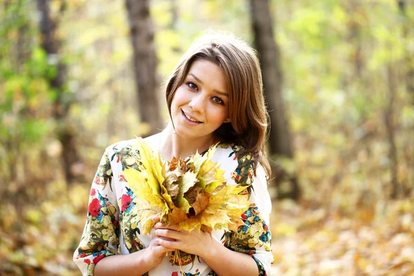 Mooie jonge vrouw — Stockfoto