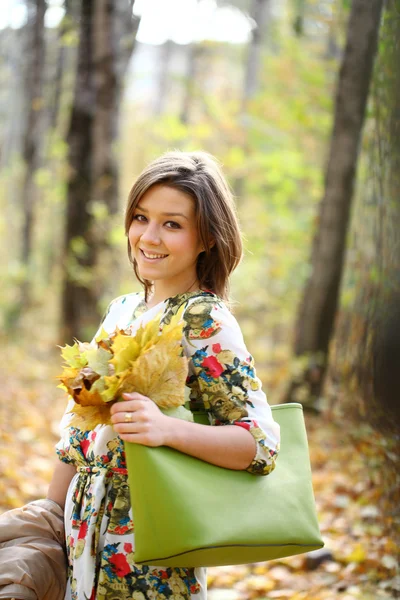 Schöne brünette Frau — Stockfoto