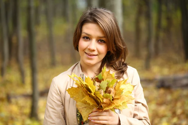 Schöne junge Frau — Stockfoto