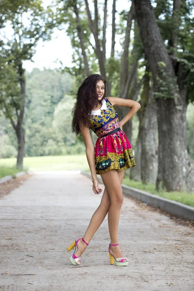 Renkli elbiseli genç kadın — Stok fotoğraf