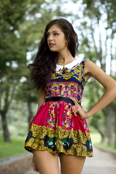 Молодая женщина в цветном платье — стоковое фото