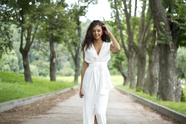 Mulher sexy em um vestido branco na rua — Fotografia de Stock