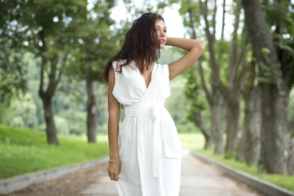 Mujer sexy en un vestido blanco en la calle —  Fotos de Stock