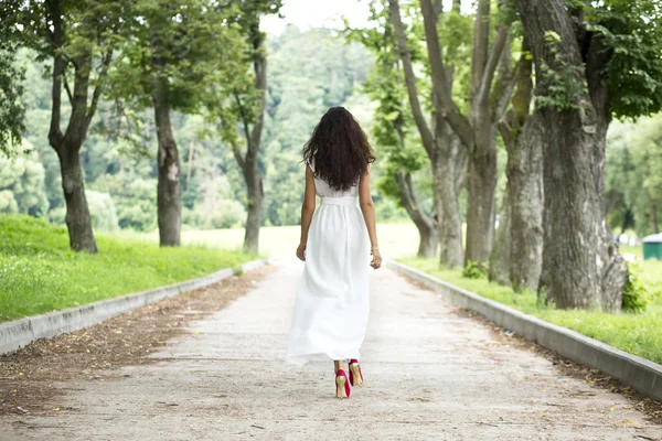 Jonge vrouw in zomerjurk — Stockfoto