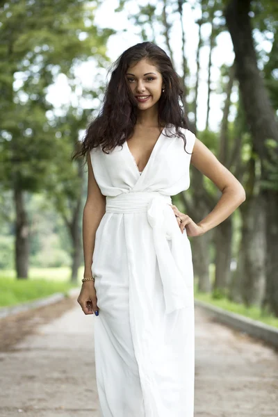 Donna sexy in un vestito bianco per strada — Foto Stock
