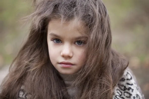 Retrato de otoño de una hermosa niña —  Fotos de Stock