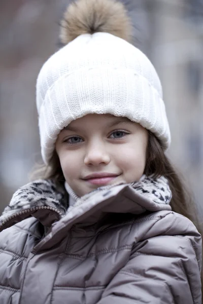 Bambina in un cappello bianco lavorato a maglia autunno — Foto Stock