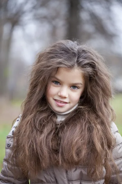Höst porträtt av en vacker liten flicka — Stockfoto