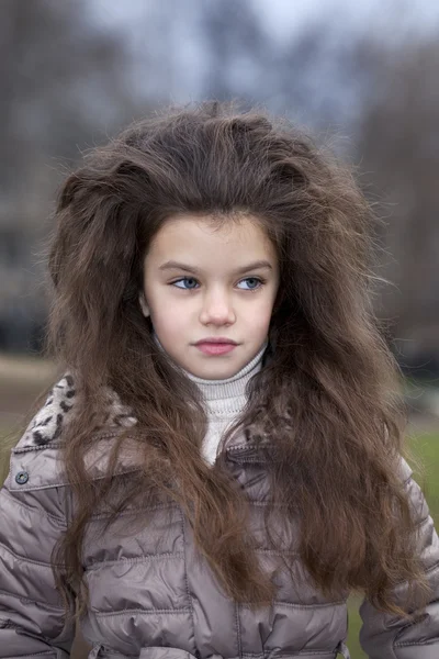 Höst porträtt av en vacker liten flicka — Stockfoto