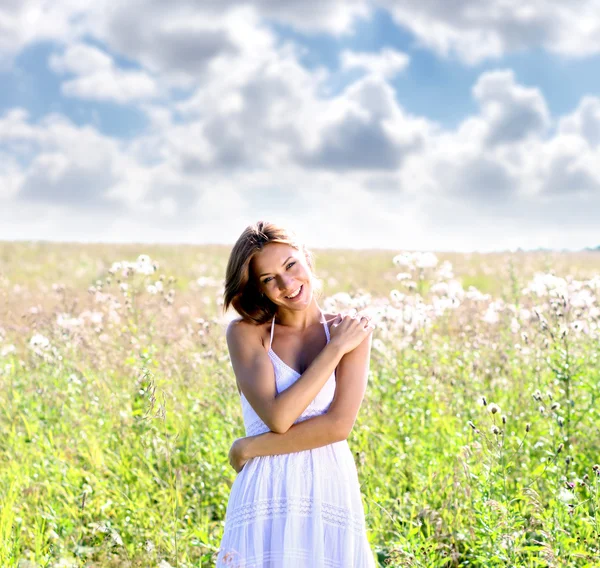Mladá žena chodí v létě pole — Stock fotografie