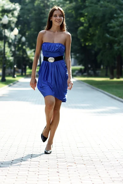 Glückliche junge Frau spaziert auf dem Sommerpark — Stockfoto