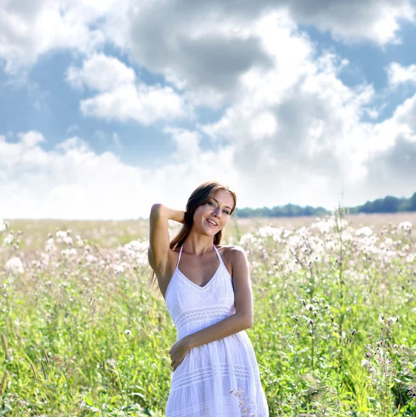 Jovem mulher caminha no campo de verão — Fotografia de Stock