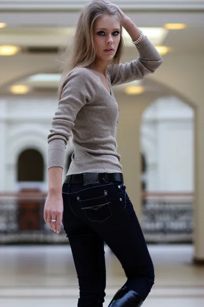 Retrato de una atractiva mujer rubia —  Fotos de Stock