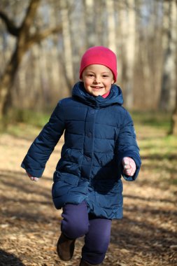 küçük kız beyaz örgü şapka Güz