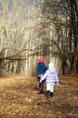 la niña llora con el padre en el parque
