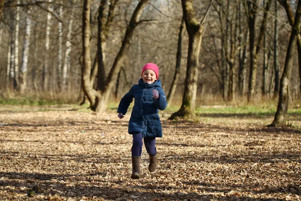 Kleines Mädchen mit weißer Strickmütze Herbst — Stockfoto