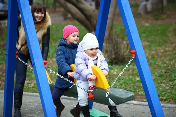 La niña llora con el padre en el parque — Stok fotoğraf