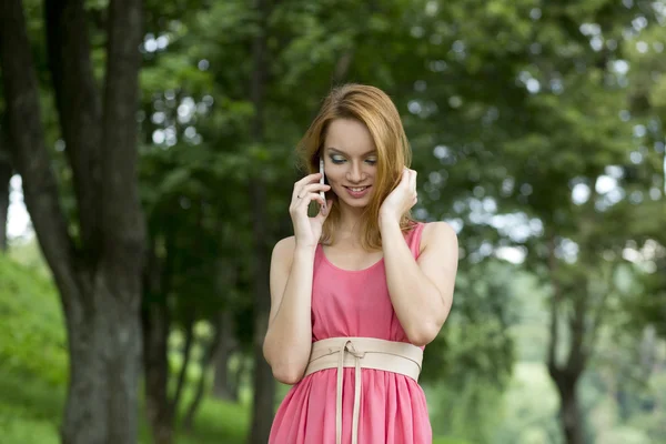 Happy woman talking on cell phone — Stock Photo, Image