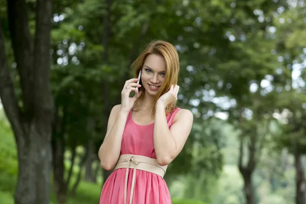Mutlu bir kadın telefonla konuşuyor — Stok fotoğraf