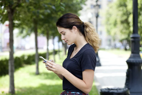 Kvinna läser ett meddelande på telefon — Stockfoto