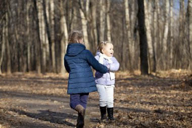 la niña llora con el padre en el parque