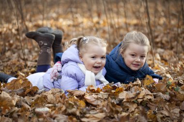 la niña llora con el padre en el parque