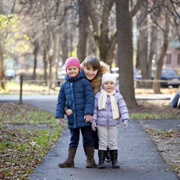 Мать с маленькими девочками на улице — стоковое фото