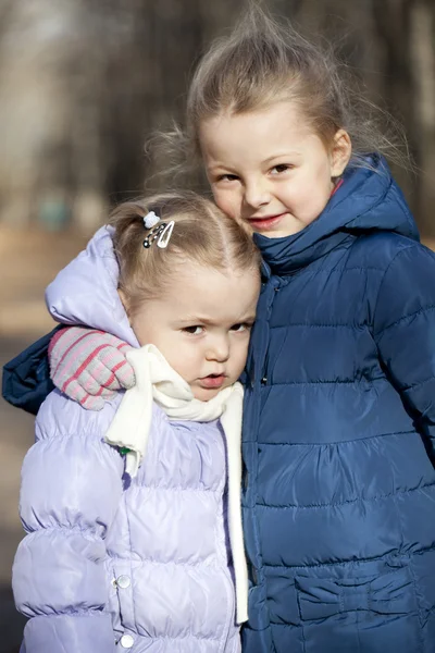 가 공원에서 두 자매 — 스톡 사진