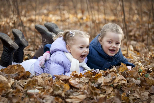 Deux sœurs dans le parc d'automne — Photo