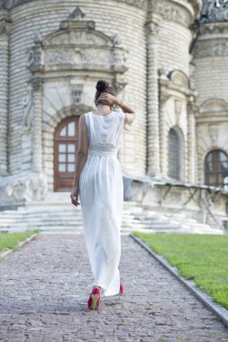 jonge vrouw in een lange witte jurk