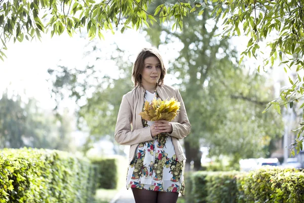 Hermosa mujer en el parque de otoño —  Fotos de Stock