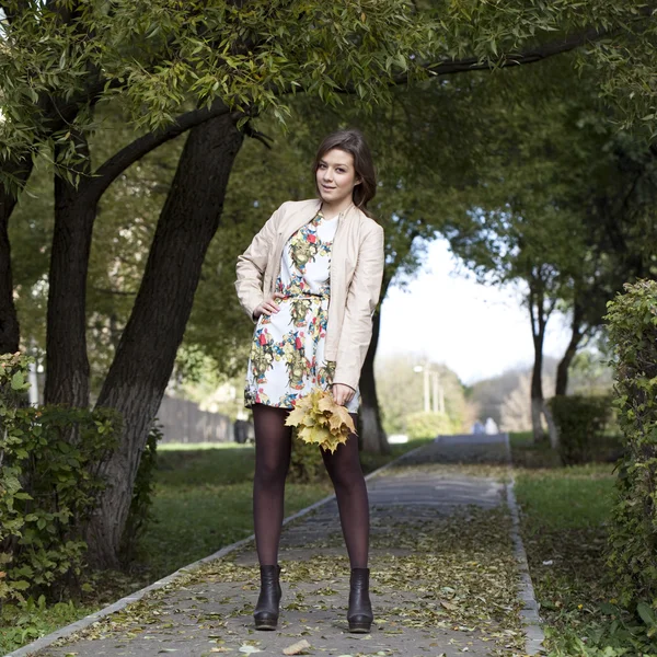 Mooie vrouw in het herfstpark — Stockfoto