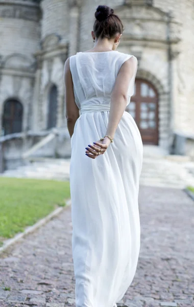 Jovem mulher em um vestido longo branco — Fotografia de Stock