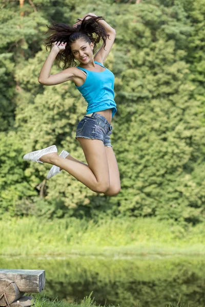 美丽的女孩，跳跃为喜悦中夏公园 — 图库照片