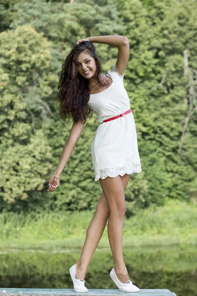 Счастливая молодая женщина в сексуальном белом платье — стоковое фото