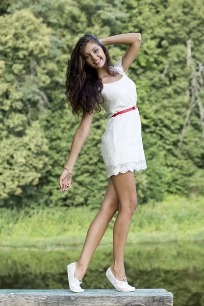 Счастливая молодая женщина в сексуальном белом платье — стоковое фото