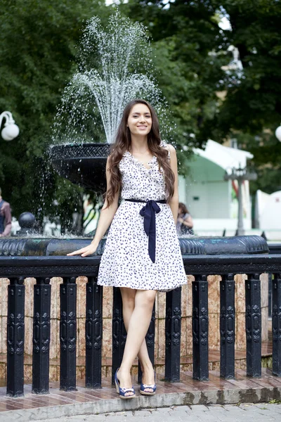 Jovem feliz em vestido branco sexy — Fotografia de Stock