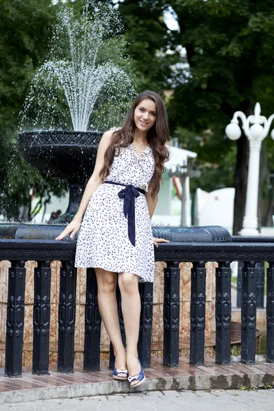 Jovem feliz em vestido branco sexy — Fotografia de Stock