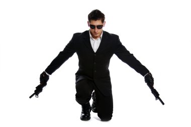 elinde silah siyah takım elbise giyen adamlar