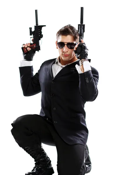 Muži v černém obleku drží zbraň — Stock fotografie