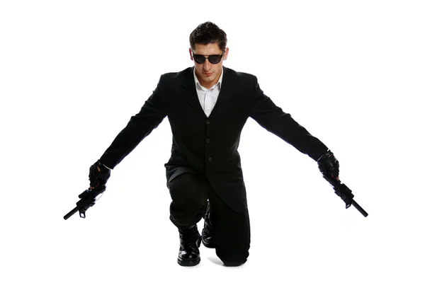 Mannen in zwart pak houden pistool — Stockfoto
