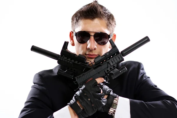 Hombres con traje negro sosteniendo pistola — Foto de Stock