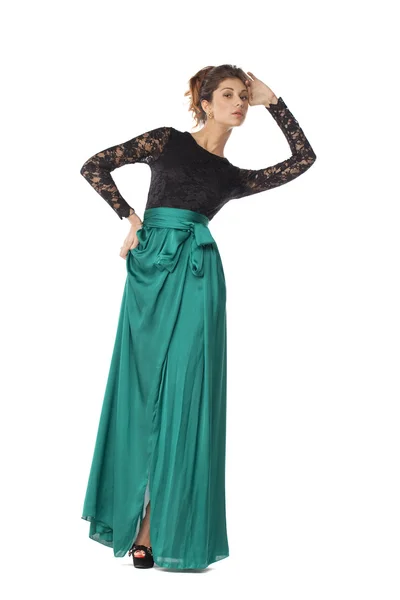 Модна модель в зеленій сукні — стокове фото