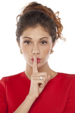 dudaklarında parmak olan genç kadın