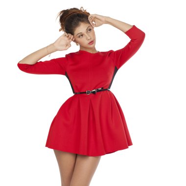 Kırmızı elbise ayakta poz içinde güzel genç kadın