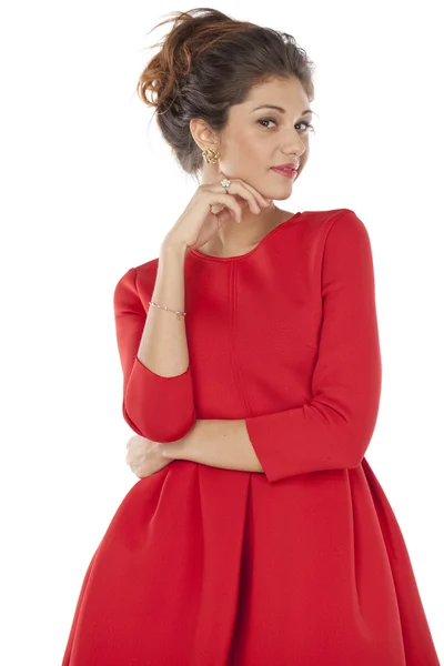 Mooie jonge vrouw in de rode jurk staande poseren — Stockfoto